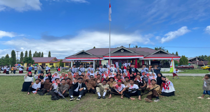 Siswa SMA Negeri 1 Sarjo Suguhkan Drama Perjuangan Kemerdekaan di HUT RI Kecamatan Sarjo